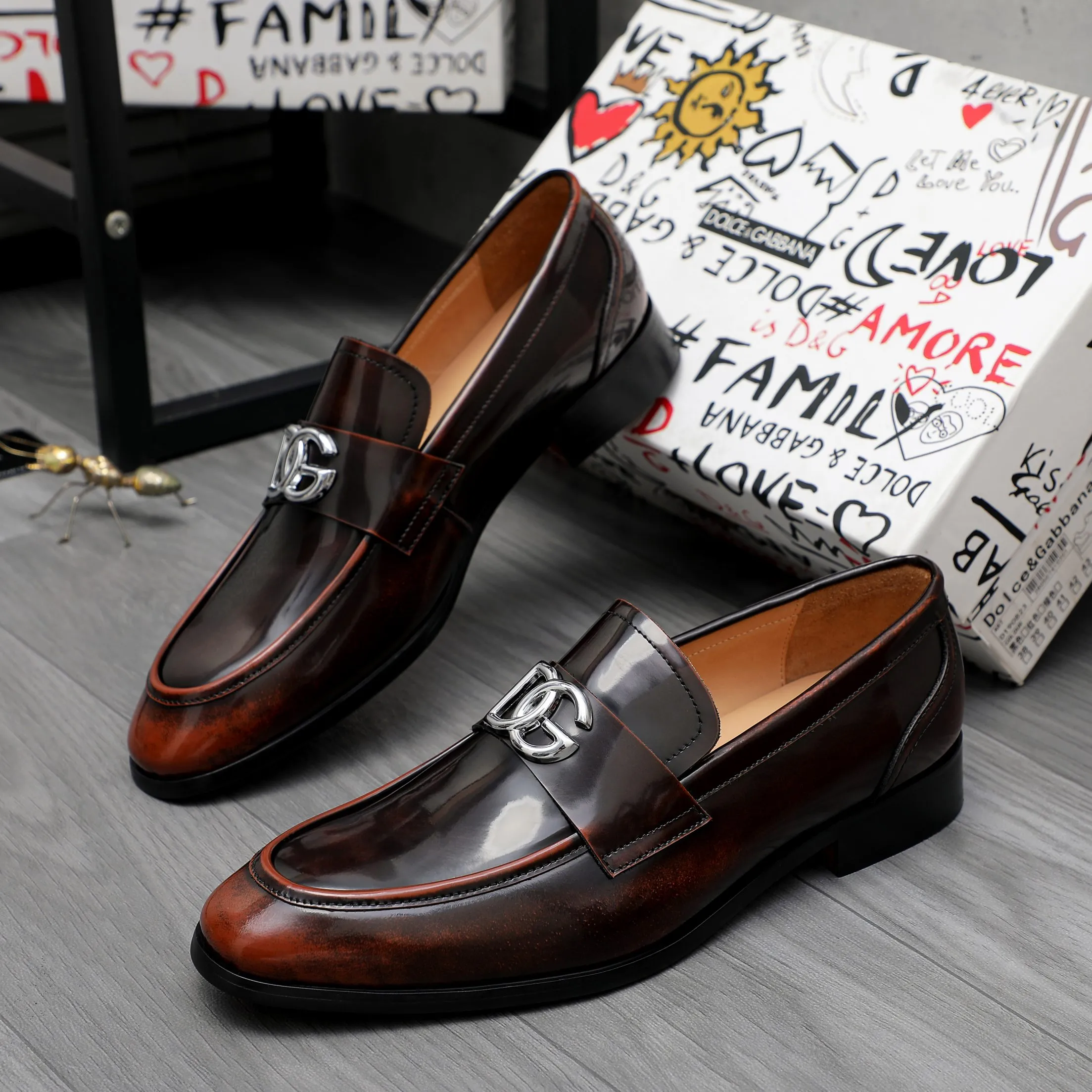 Men's shoes 💰500 Product trademark: DG (Dolce & Gabbana) business casual leather shoes Regular size: 38-45 (45 is custom-made and non-returnable) Product materials: Selected pearlescent polished cowhide upper, cowhide lining, original outsole
